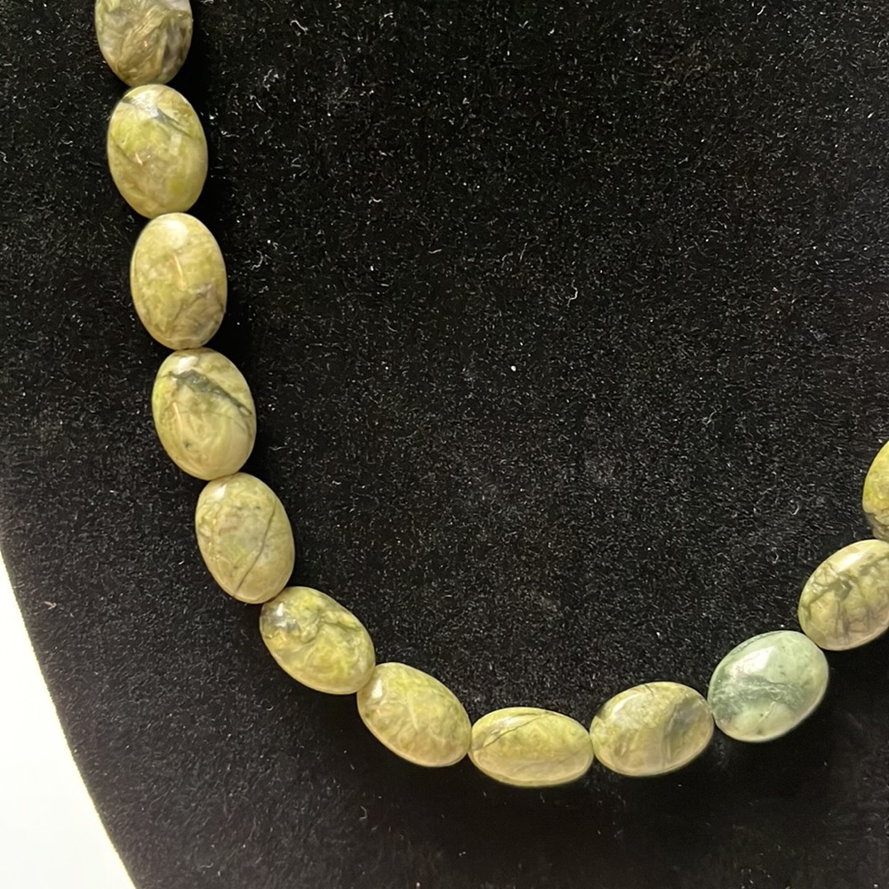 N64. Green and black stone necklace. - Picture 2 of 4